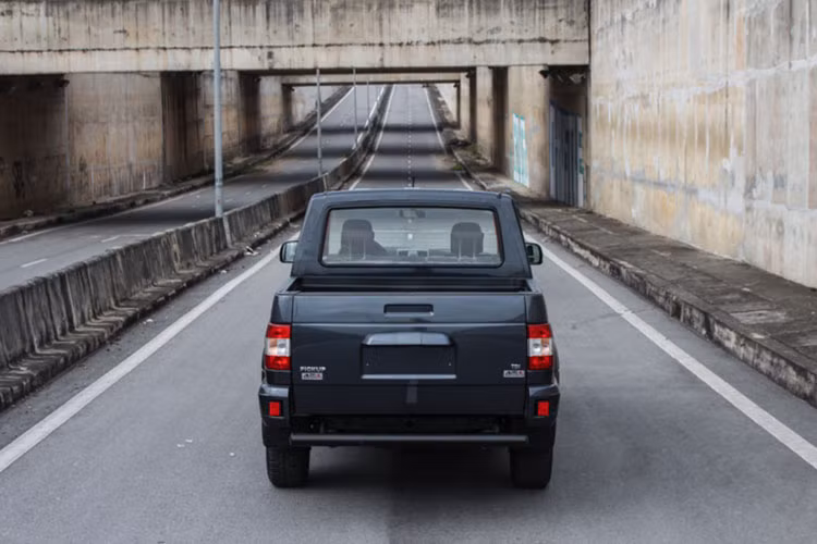 Phần đầu xe nổi bật với cụm đèn pha gọn gàng, hốc đèn sương mù phía dưới rộng. Đặc biệt, đèn định vị dạng dải LED giúp chiếc xe nổi bật khi chạy trên đường. Gương chiếu hậu lớn tích hợp đèn xi-nhan, cụm đèn hậu gọn gàng. Phía đuôi xe có thêm cản sắt cứng cáp.