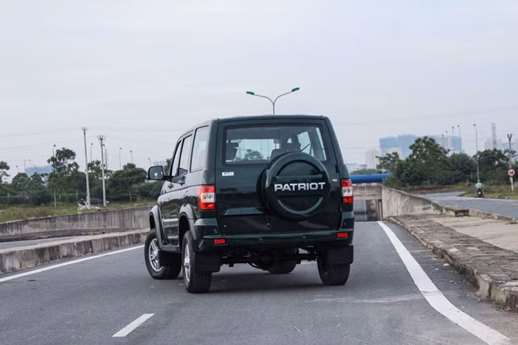 UAZ Patriot sở hữu không gian rộng rãi, hướng đến sự thoải mái cho người dùng. Xe trang bị ghế nỉ, điều chỉnh tay. Trên bệ trung tâm, tùy theo phiên bản có thể trang bị màn hình cảm ứng 7 inch, phát video FullHD, GPS, USB, MP3, radio AM/FM; hỗ trợ Bluetooth và AUX, âm thanh 4 loa. Điều hòa chỉnh tay với nhiều chế độ tùy chỉnh.