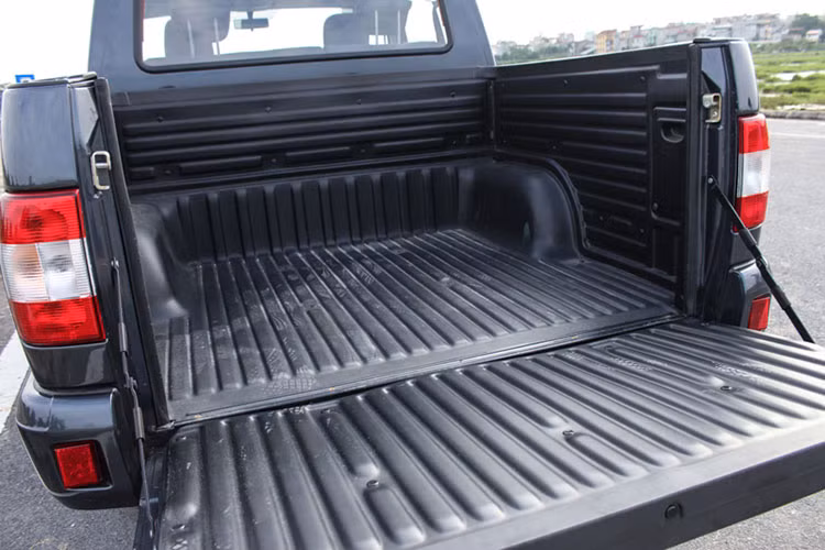 UAZ Pickup về Việt Nam thuộc phiên bản Limited, trang bị động cơ diesel ZMZ-51432 dung tích 2,2 lít, công suất 113 mã lực tại vòng tua máy 3.500 vòng/phút, mô-men xoắn cực đại 270 Nm từ 1.800 đến 2.800 vòng/phút. Hộp số sàn 5 cấp kết hợp hệ dẫn động 2 cầu 4x4.