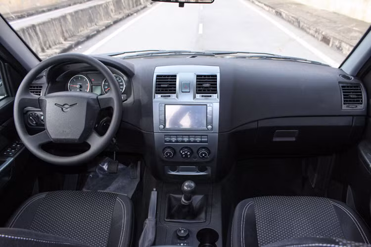 Bên trong, UAZ Pickup hệ thống thông tin giải trí sẵn có với màn hình 7 inch, 4 loa, phát video FullHD, GPS/GLONASS, USB, MP3, radio AM/FM; hỗ trợ Bluetooth và AUX. Trang bị tiện nghi trên xe gồm điều hòa chỉnh tay, cửa sổ điều khiển điện, sấy kính, làm mát ghế, gương chiếu hậu chính điện, camera lùi...