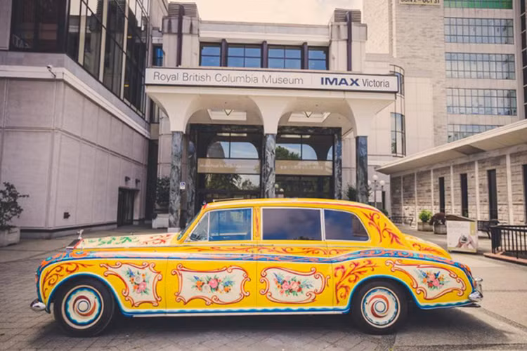 Chiếc Rolls-Royce Phantom V này thực sự đặc biệt vì từng thuộc sở hữu của danh ca huyền thoại John Lennon, thủ lĩnh ban nhạc Beatles. Sở dĩ Rolls-Royce phải mang xe trở lại London vì chiếc Phantom V này hiện thuộc sở hữu của Bảo tàng Royal British Columbia ở Canada.