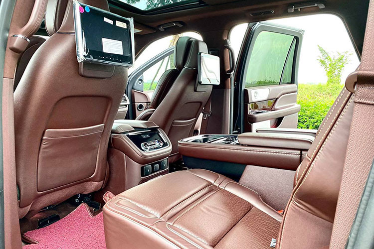 Sức mạnh của Lincoln Navigator L Black Label 2019 đến từ khối động cơ tăng áp V6 3.5L, cho ra công suất 450 mã lực tại 5.500 vòng/phút và mô-men xoắn 510 Nm tại 3.000 vòng/phút. Đi kèm là hộp số tự động 10 cấp giống với Ford F-150 và hệ dẫn động 4 bánh toàn thời gian tiên tiến.