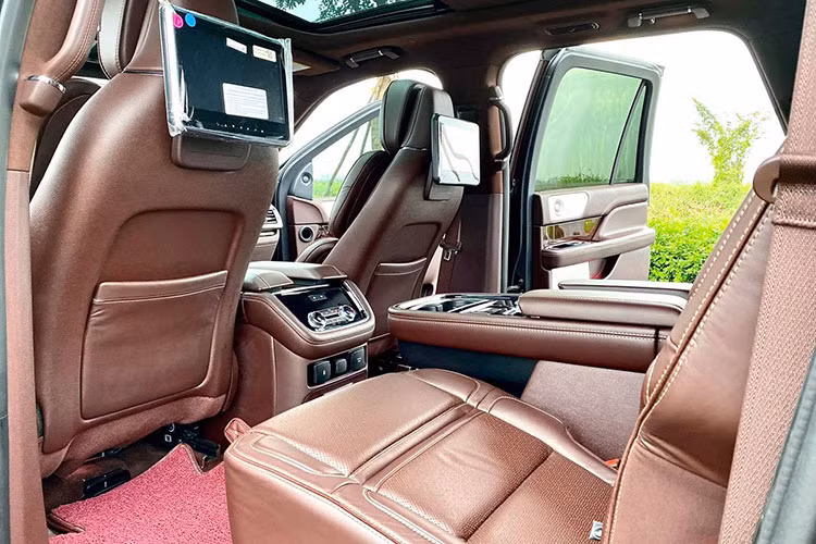 Sức mạnh của Lincoln Navigator L Black Label 2019 đến từ khối động cơ tăng áp V6 3.5L, cho ra công suất 450 mã lực tại 5.500 vòng/phút và mô-men xoắn 510 Nm tại 3.000 vòng/phút. Đi kèm là hộp số tự động 10 cấp giống với Ford F-150 và hệ dẫn động 4 bánh toàn thời gian tiên tiến.