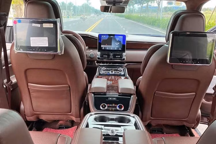 Các trang bị công nghệ an toàn trên mẫu xe SUV hạng sang cỡ lớn Lincoln Navigator Black Label L 2019 này bao gồm; camera 360 độ, hiển thị thông tin trên kính lái HUD, hỗ trợ cảnh báo điểm mù, chiếu sáng thích ứng trong đêm, cảnh báo va chạm phía trước...