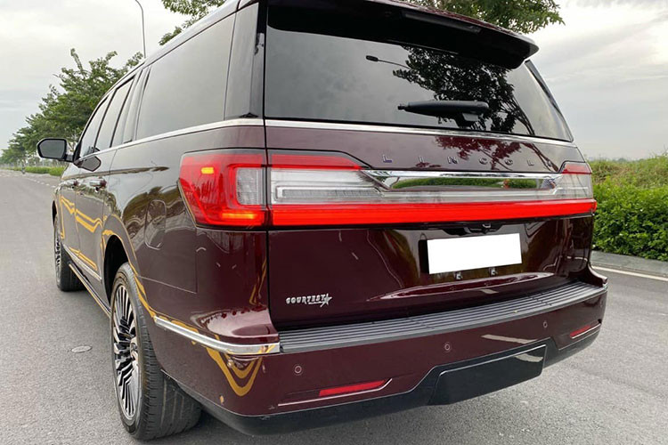 Khi mới về Việt Nam, giá xe Lincoln Navigator L nhập khẩu tư nhân có mức bán ra đắt đỏ ngang, thậm chí hơn so với "chuyên cơ mặt đất" Lexus 570. Đối thủ chính của xe là những cái tên sừng sỏ như Lexus LX570 Super Sport, Cadillac Escalade hay Infiniti QX80...