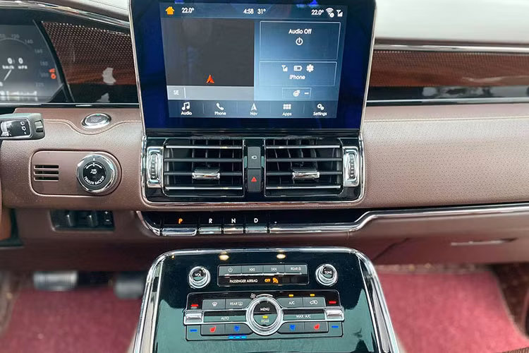 Hàng ghế sau được trang bị thêm 2 màn hình có kích thước 10 inch, ghế trước có tính năng làm mát, sưởi ấm và masagge. Các công nghệ an toàn có trên xe bao gồm hiển thị thông tin trên kính lái HUD, hỗ trợ cảnh báo điểm mù, camera 360 độ, chiếu sáng thích ứng trong đêm, cảnh báo va chạm phía trước...