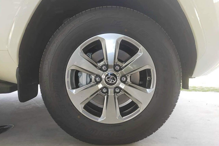 Hệ thống treo động lực học điện tử Electronic Kinetic Dynamic Suspension System giúp Toyota Land Cruiser 2022 tăng khả năng bám đường. Phía đuôi xe, cụm đèn hậu LED cũng mảnh hơn trước. Bộ mâm đa chấu kích thước 18 inch, đi cùng lốp 265/65R18. Trên nóc nay bổ sung giá để hàng...