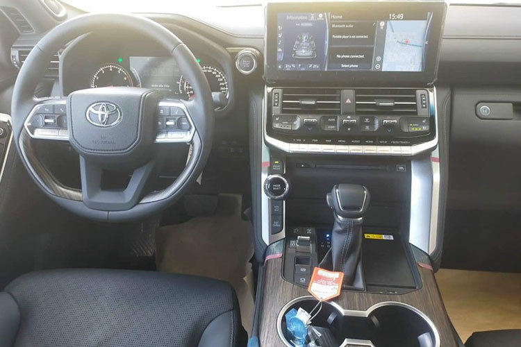 Bên trong khoang lái của Toyota Land Cruiser thế hệ mới có màn hình giải trí đã mắt hơn khi được nâng cấp lên kích thước 12,3 inch có kết nối Apple CarPlay và Android Auto giúp tài xế dễ dàng sử dụng, vô lăng mới và đằng sau là bảng đồng hồ xe có kích thước lên 7 inch cùng màn hình kính lái HUD.