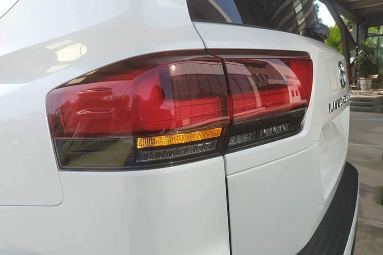 Dòng xe Toyota Land Cruiser 2022 được phát triển dựa trên cơ sở gầm bệ TNGA mới giúp trọng lượng của xe giảm cân đến 200 kg so với thế hệ trước. Dù cân nặng nhẹ hơn nhưng trọng tâm của xe cũng được hạ thấp hơn và quan trọng là độ cứng tốt hơn so với bản trước.