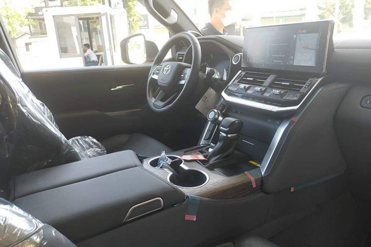 Là mẫu xe cao cấp hàng đầu trong dải sản phẩm Toyota, Land Cruiser LC300 là mẫu xe tiếp theo tại Việt Nam được trang bị gói an toàn chủ động Toyota Safety Sense. Gói này bao gồm: Hệ thống cảnh báo tiền va chạm (PCS), hệ thống kiểm soát hành trình chủ động (DRCC), hệ thống hỗ trợ giữ làn đường (LTA), điều chỉnh đèn chiếu xa tự động (AHB). 