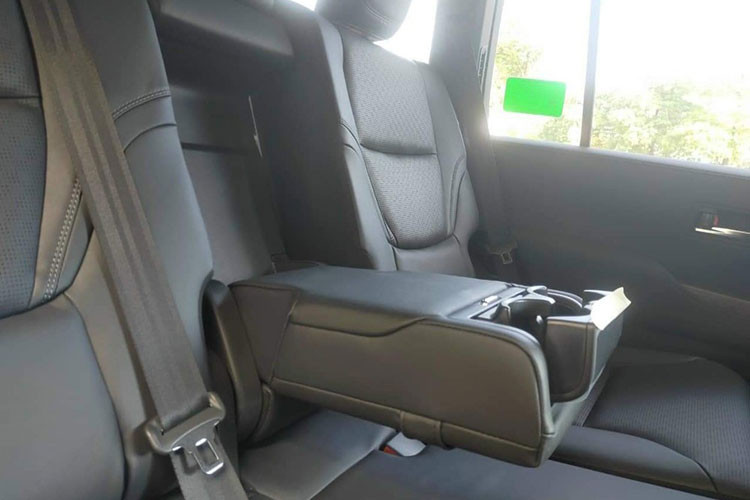 Bên cạnh đó, mẫu xe cũng sở hữu hàng loạt các trang bị tiên tiến hỗ trợ người lái bao gồm hệ thống kiểm soát tích hợp động lực học (VDIM), hệ thống chống ồn chủ động (ANC), hệ thống cảnh báo điểm mù (BSM), hệ thống cảnh báo phương tiện cắt ngang khi lùi (RCTA), chức năng hỗ trợ vượt địa hình (Crawl control), camera phát hiện người phía sau (RCD), camera 360, phanh tay điện tử,…