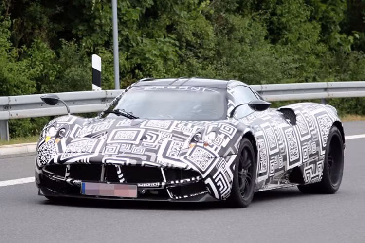  Trước đó loạt hình ảnh "nhá hàng" của Pagani cho thấy Huayra Roadster dường như sẽ sử dụng kiểu mui cứng thay cho loại mui vải và hiện vẫn chưa rõ chiếc mui này được xếp gọn gàng bằng nút bấm hay phải tháo lắp bằng tay. Ngoài ra, Pagani Huayra Roadster có cánh lướt gió và bộ khuếch tán phía trước thiết kế mới