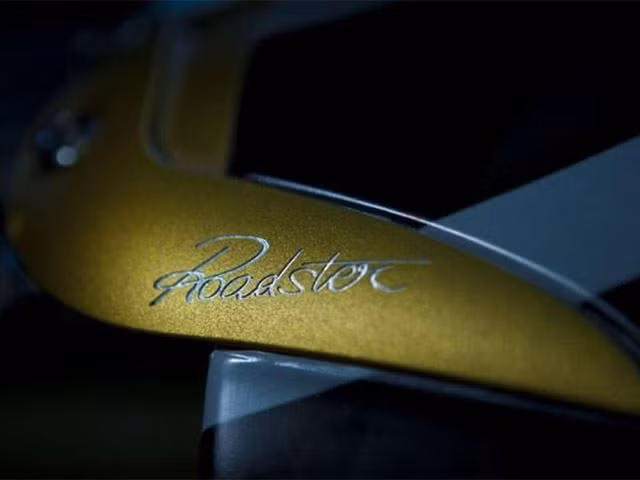 Những hình ảnh này cho thấy, phiên bản mui trần của Huayra được thiết kế lại một số chi tiết ở ngoại hình như cản va sau với các hốc gió thể thao hơn trước, đèn hậu thiết kế mới. Bên hông xe hai mang thoát khí cỡ lớn đảm nhận nhiệm vụ khí động học cho phiên bản mui trần.