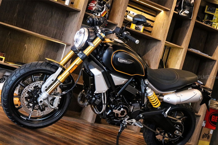 Ra mắt thị trường thế giới vào năm ngoái, mẫu xe cao cấp nhất của dòng Scrambler nhà Ducati Scrambler 1100 đã chính thức được phân phối tại Việt Nam. Đây là dòng xe nhiều biến thể nhất của Ducati, lên đến 11 biến thể khác nhau. Riêng bản Ducati Scrambler 1100 mới có đến 3 lựa chọn, gồm bản thường, bản Sport và bản Special.