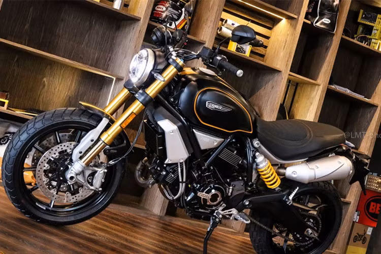 Ra mắt thị trường thế giới vào năm ngoái, mẫu xe cao cấp nhất của dòng Scrambler nhà Ducati Scrambler 1100 đã chính thức được phân phối tại Việt Nam. Đây là dòng xe nhiều biến thể nhất của Ducati, lên đến 11 biến thể khác nhau. Riêng bản Ducati Scrambler 1100 mới có đến 3 lựa chọn, gồm bản thường, bản Sport và bản Special.