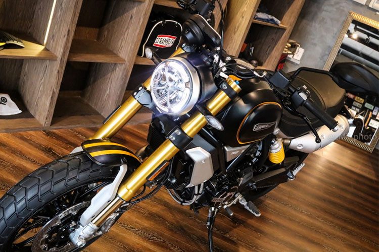 Là dòng xe mới của Ducati, Scrambler 1100 không khác biệt quá nhiều về hình thể so với những dòng có dung tích động cơ nhỏ hơn ra mắt trước. Ở phía trước, đèn pha của chiếc xe vẫn có dạng chóa tròn cổ điển với vòng sáng LED ban ngày bao quanh. Tuy nhiên giữa đèn pha xe đã có thêm một thanh hình chữ X cách điệu trang trí thêm.