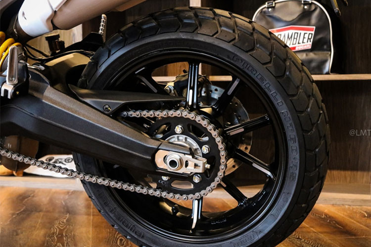 Scrambler 1100 trang bị bộ vành đúc 10 chấu trên bản tiêu chuẩn và Sport. Riêng bản Scrambler 1100 Special lại được trang bị vành nan hoa đậm chất cổ điển và nhiều đồ chơi hàng hiệu cùng phuộc sau Monoshock Ohlins. Trong khi phiên bản tiêu chuẩn là loại monoshock của nhà sản xuất Kayaba, được bố trí lệch thay vì nằm chính giữa.