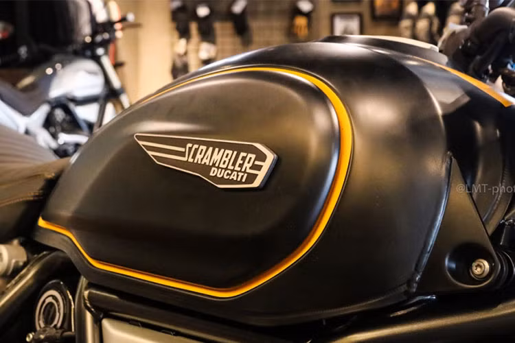Sở hữu động cơ lớn hơn nên bình xăng của Scrambler 1100 được tăng thể tích lên 15 lít. Nắp bình xăng in dòng chữ "Born Free 1962". 1962 là năm hãng xe máy Ducati lần đầu tiên giới thiệu mẫu scrambler, trong khi "born free" là tinh thần cốt lõi của dòng xe scrambler nói chung.