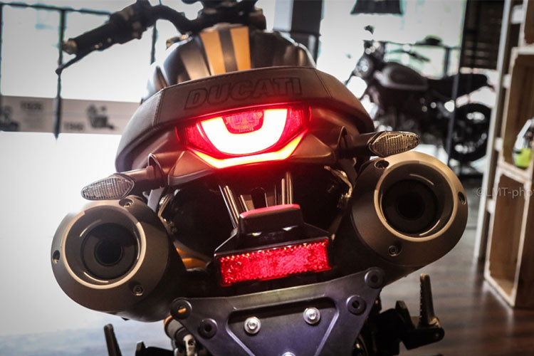 Ở phía sau đuôi xe, ngaoif việc được trang bị đèn full led, vị trí ống xả đã được chuyển lên ngay cạnh yên theo dạng "pô vắt". Chi tiết này vừa mang đặc trưng của một mẫu xe với dáng scrambler, vừa gợi nhớ tới phiên bản Monster 1100 Evo mà Scrambler 1100 sử dụng chung động cơ.