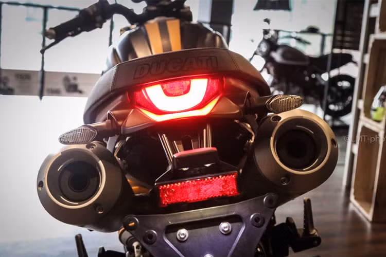 Ở phía sau đuôi xe, ngaoif việc được trang bị đèn full led, vị trí ống xả đã được chuyển lên ngay cạnh yên theo dạng "pô vắt". Chi tiết này vừa mang đặc trưng của một mẫu xe với dáng scrambler, vừa gợi nhớ tới phiên bản Monster 1100 Evo mà Scrambler 1100 sử dụng chung động cơ.