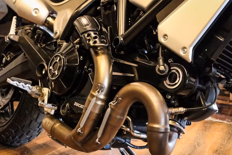 Tương tự những phiên bản Scrambler 1100 khác, Ducati Scrambler Sport 1100 sử dụng động cơ L-Twin, Desmodromic, 2 van trên mỗi xi-lanh, làm mát bằng gió, dung tích 1.079cc. Hệ thống động cơ này giúp sản sinh công suất 86 mã lực tại 7.500 vòng/phút, mô-men xoắn cực đại 88 Nm tại 4.750 vòng/phút, đi kèm hộp số 6 cấp.