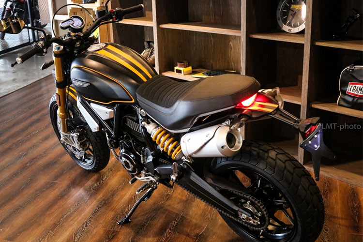Việc động cơ của xe Ducati Scrambler 1100 mới vẫn làm mát bằng gió gây nhiều tranh cãi, do không thích hợp sử dụng tại các nước có thời tiết nóng như Thái Lan hay Việt Nam. Tuy nhiên tương tự, đối thủ của mình là BMW R NineT cũng sử dụng động cơ 1.170cc làm mát bằng gió.