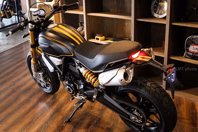 Việc động cơ của xe Ducati Scrambler 1100 mới vẫn làm mát bằng gió gây nhiều tranh cãi, do không thích hợp sử dụng tại các nước có thời tiết nóng như Thái Lan hay Việt Nam. Tuy nhiên tương tự, đối thủ của mình là BMW R NineT cũng sử dụng động cơ 1.170cc làm mát bằng gió.
