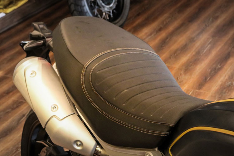 Scrambler 1100 sở hữu phần yên được thiết kế tinh tế với đường chỉ nổi, ngoài ra còn nâng chiều cao yên 810mm - cao hơn 20mm so với Ducati Scrambler 803 và Ducati Scrambler Sixty2. Trên phiên bản cao cấp này, yên xe được thiết kế lạ mắt hơn với các đường chỉ trần màu.