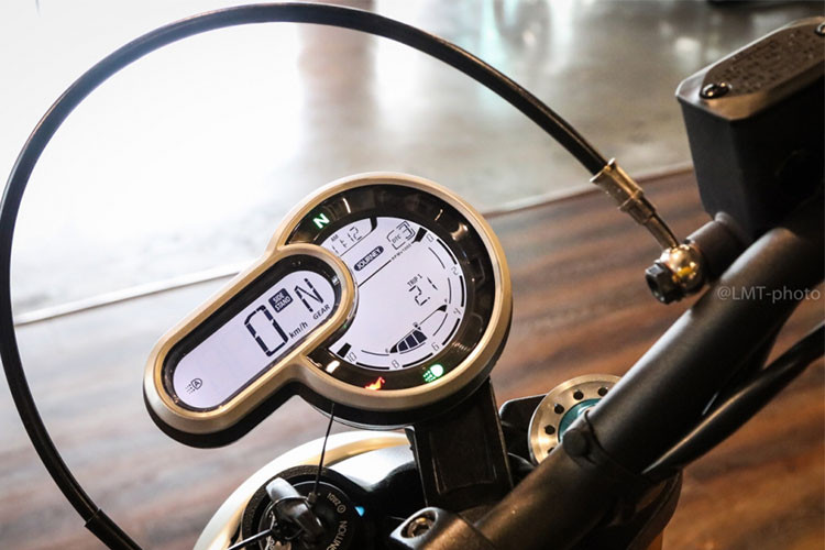 Đồng hồ kiểu mới trên Scrambler 1100 vẫn là dạng full kỹ thuật số nhưng được làm mới khi có thêm hình oval nhỏ hiển thị tốc độ, cấp số. Bảng đồng hồ chính hình tròn hiển thị vòng tua, chế độ lái, hành trình, mức xăng, thời gian, mức can thiệp của hệ thống kiểm soát lực kéo...