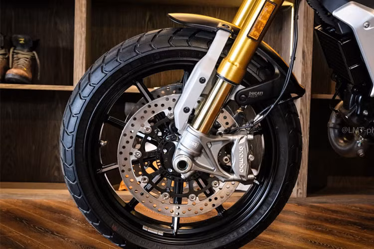 Ducati Scrambler 1100 Sport với những trang bị tiêu chuẩn như hệ thống treo trước USD Ohlins 48mm, giảm shock sau Ohlins tùy chỉnh tải trước, cặp phanh trước Brembo Monobloc 4pis, đĩa đường kính 320/ phanh sau Brembo, đĩa đường kính 245mm, tích hợp hệ thống chống bó cứng ABS cho cả 2 bánh, sử dụng lốp Pirelli MT 60RS.