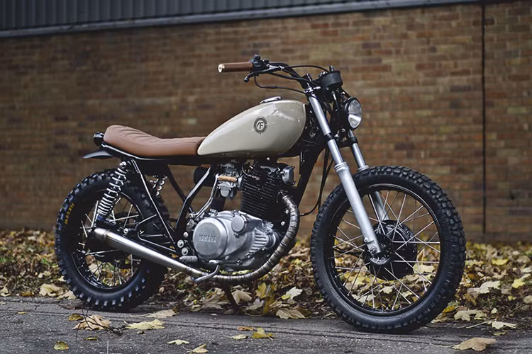  Yamaha SR250 Scrambler đã được độ lại từ phiên bản 1982. Xe được loại bỏ những bộ phận không cần thiết và được xây dựng lại nhiều chi tiết cho phù hợp với mọi loại địa hình.