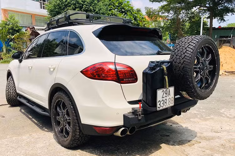 Chủ nhân chiếc Porsche Cayenne này còn nâng cấp mâm và lốp gai chuyên dụng dành cho xe địa hình. Ngoài ra, chiếc xe sang off-road này còn được trang bị thêm tời kéo xe tự động điều khiển bằng remote.
