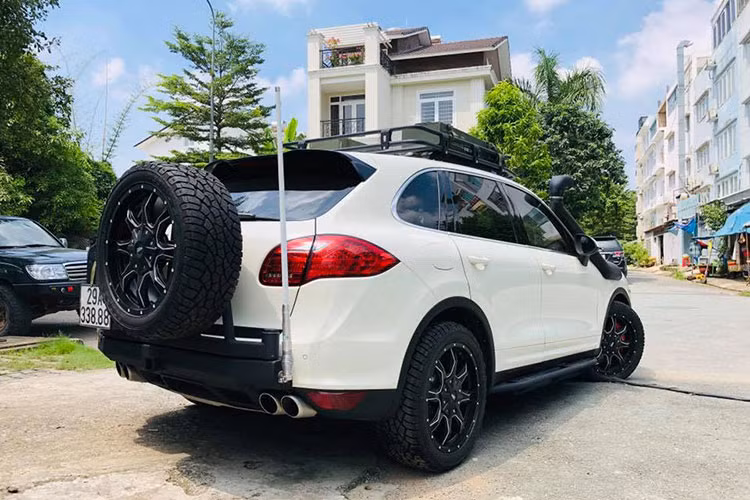 Được biết, Đây là chiếc Porsche Cayenne thứ 3 tại Việt Nam bị bắt gặp độ phong cách off-road hầm hố như thế này. Chỉ tính riêng chi phí lắp đặt ống thở Safari cho xe cũng khoảng hơn 12 triệu đồng.