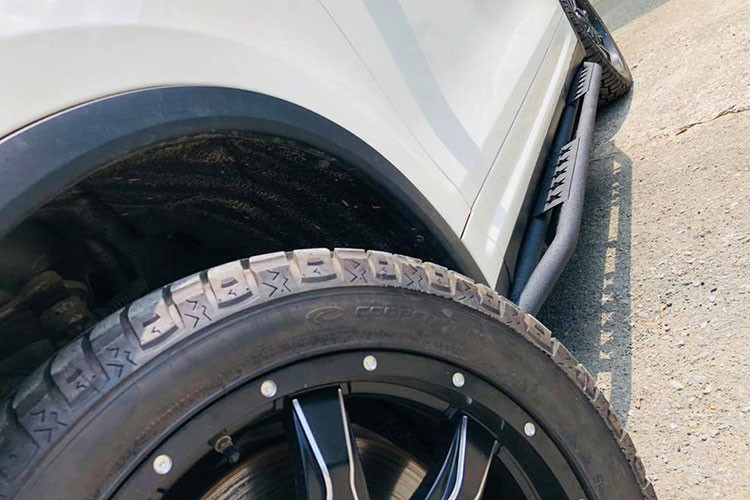 Điểm nhấn cuối cùng trên bản độ chiếc SUV hạng sang Porsche Cayenne màu trắng này còn có bộ ống thở Safari đặt bên hông xe có thể giúp xe lội nước tốt hơn. Trước đó, Chủ tịch Trung Nguyên, ông Đặng Lê Nguyên Vũ cũng đã từng độ cho chiếc Porsche của mình theo phong cách này.