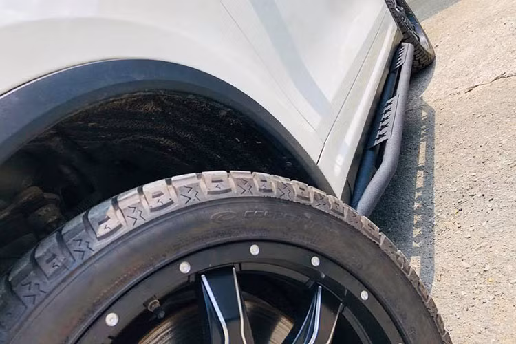 Điểm nhấn cuối cùng trên bản độ chiếc SUV hạng sang Porsche Cayenne màu trắng này còn có bộ ống thở Safari đặt bên hông xe có thể giúp xe lội nước tốt hơn. Trước đó, Chủ tịch Trung Nguyên, ông Đặng Lê Nguyên Vũ cũng đã từng độ cho chiếc Porsche của mình theo phong cách này.