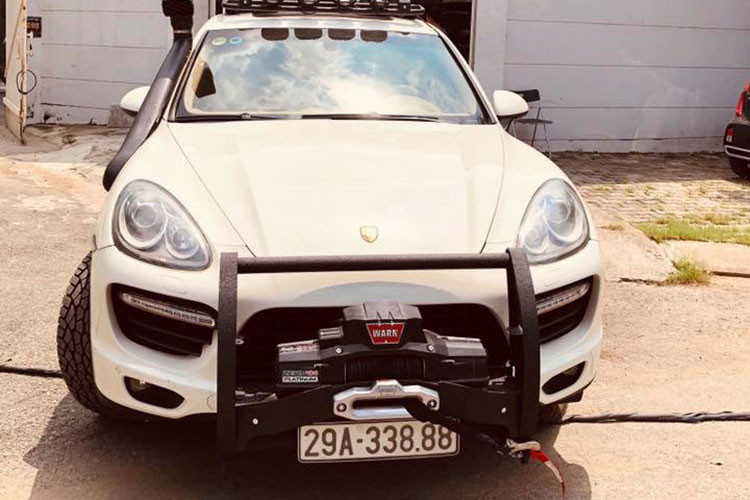 Ngoài ra, chiếc Porsche Cayenne độ khủng này còn được chủ nhân trang bị thêm bánh dự phòng đặt ở phía sau, bậc cửa lên xuống bằng kim loại và cả giá chằng đồ trên nóc xe cùng dàn LED chiếu sáng hùng hậu.