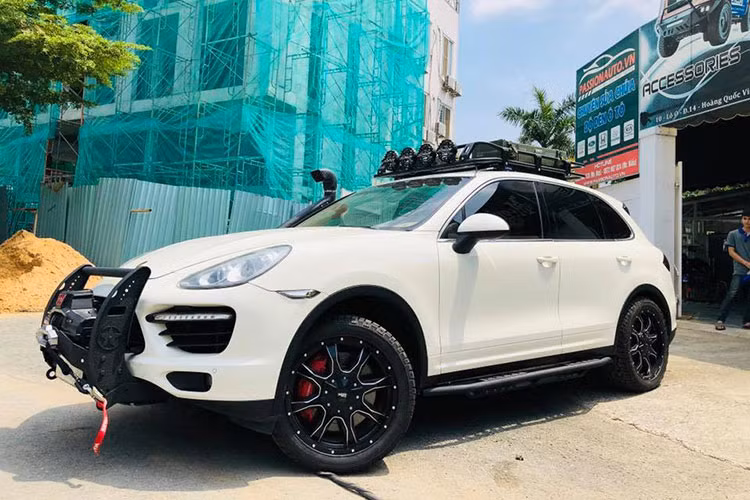 Hình ảnh về bản độ của một chiếc SUV hạng sang Porsche Cayenne tiền tỷ được một xường độ ở Sài Gòn "chế cháo" theo phong cách off-road mới đây xuất hiện trên mạng xã hội đã nhận được sự quan tâm không nhỏ từ giới chơi xe trong khắp cả nước, cũng như cộng đồng mạng.