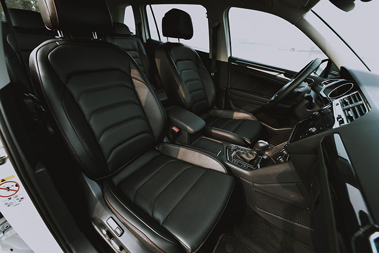 Một điểm mới nữa là hệ thống hỗ trợ đỗ xe tự động Park Assist với 2 chế độ đỗ vuông góc hoặc song song. Khi sử dụng hệ thống này, người lái sẽ chỉ cần chuyển số khi có tín hiệu báo và xe sẽ tự động đánh lái, ga hay phanh. Ngoài ra, nhằm tăng thêm tính nhận diện, phiên bản Luxury sẽ được bổ sung màu ngoại thất mới là xanh Petroleum Metalic.