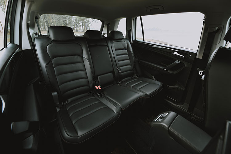 Các trang bị còn lại sẽ không có gì thay đổi so với Volkswagen Tiguan Allspace thông thường. Bên dưới nắp ca-pô vẫn sẽ là khối động cơ TSI 2.0 có công suất 180 mã lực và mô-men xoắn cực đại đạt 320 Nm, đi kèm với trang bị hộp số DSG 7 cấp ly hợp kép, hệ dẫn động 4 bánh toàn thời gian 4Motion cho 4 chế độ lái khác nhau.