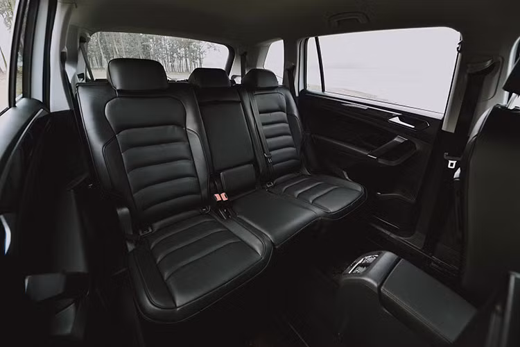 Các trang bị còn lại sẽ không có gì thay đổi so với Volkswagen Tiguan Allspace thông thường. Bên dưới nắp ca-pô vẫn sẽ là khối động cơ TSI 2.0 có công suất 180 mã lực và mô-men xoắn cực đại đạt 320 Nm, đi kèm với trang bị hộp số DSG 7 cấp ly hợp kép, hệ dẫn động 4 bánh toàn thời gian 4Motion cho 4 chế độ lái khác nhau.