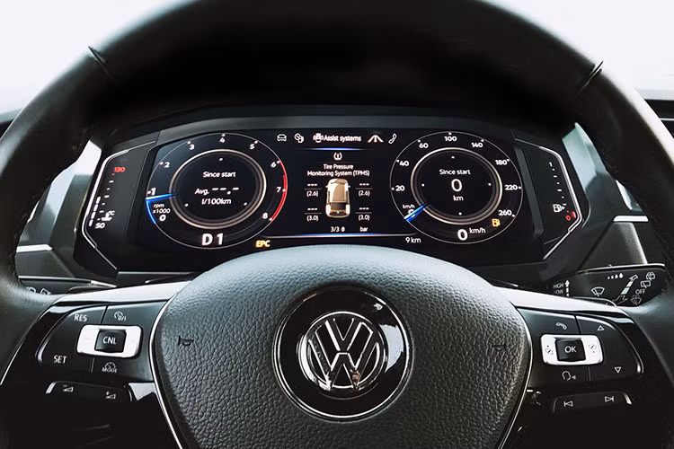 Tiếp đến, camera 360 độ cũng sẽ xuất hiện trên phiên bản Volkswagen Tiguan Allspace 2019 với giao diện hiển thị 3D giúp người lái có góc nhìn từ trên cao xuống mọi hướng xung quanh xe, từ đó dễ xử lý trong trường hợp đỗ xe, lùi xe hay di chuyển trong lúc tắc đường.