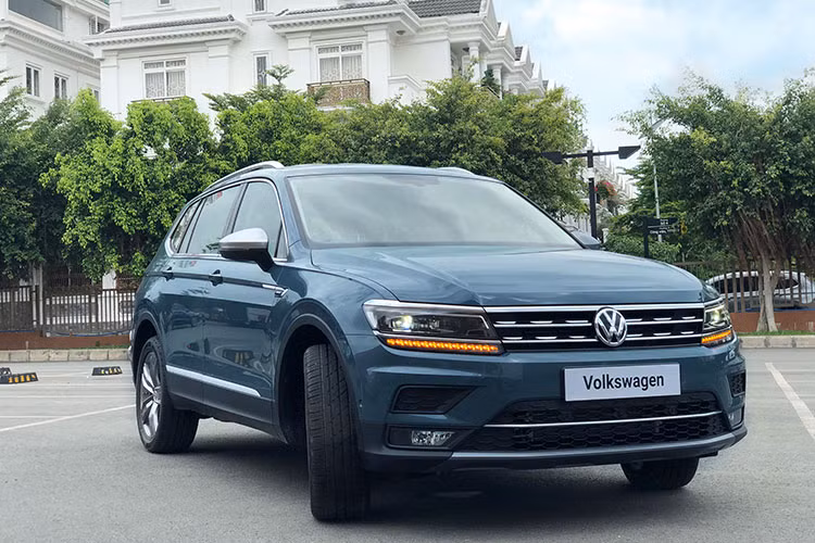 Giá xe Volkswagen Tiguan Allspace Luxury mới bán ra tại thị trường Việt Nam là 1,849 tỷ, cao hơn 120 triệu đồng so với Volkswagen Tiguan Allspace thường. Đây được xe là đối thủ của Mercedes-Benz GLC.