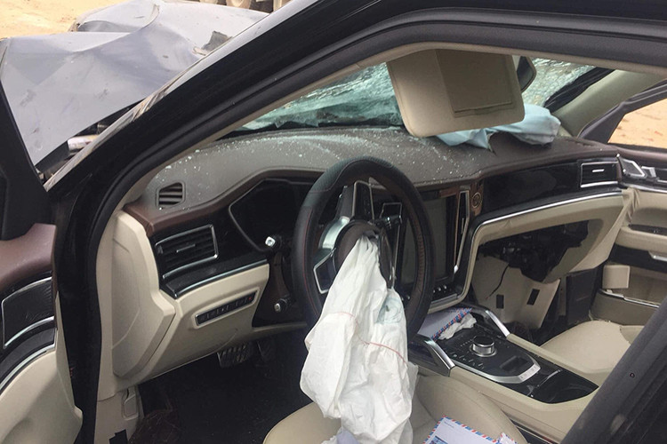 Bên trong nội thất của chiếc xe ôtô mang thương hiệu Trung Quốc tại Việt Nam này các chi tiết phần nhựa cũng bị xô lệch và móp méo, thậm chí một số chi tiết bị vỡ nát do không chịu được lực va đập từ bên ngoài.