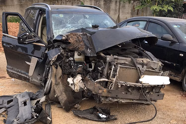 Quan sát tại hiện trường có thể thấy chiếc Zotye Z8 đã bị đâm nất phần đầu xe, kính chắn phía trước vỡ nát - bên trong xe, 2 túi khí phía trước của xe cũng đã bị bung ra, phần khung xe ở khu vực cabin không bị ảnh hưởng nhiều, do vậy ít ảnh hưởng đến người ngồi bên trong.