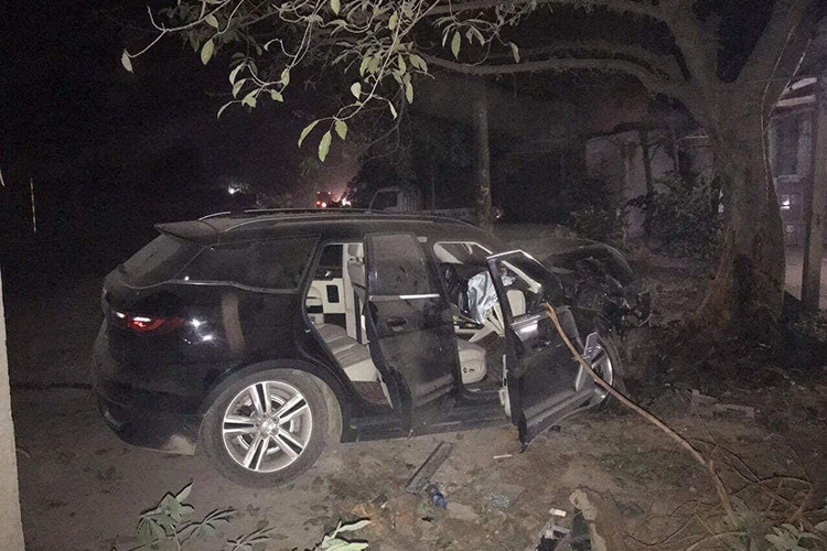 Vụ tại nạn đầu tiên của chiếc xe nhái Range Rover xảy ra vào tối 22/12 vừa qua, cụ thể chiếc xe Trung Quốc Zoyte Z8 có 2 người ngồi bên trong đã gặp nạn đâm vào cây ở tốc độ cao. Rất may mắn khi cả 2 người ngồi trong xe đều chỉ xây xác ngoài da và không nguy hiểm đến tính mạng.