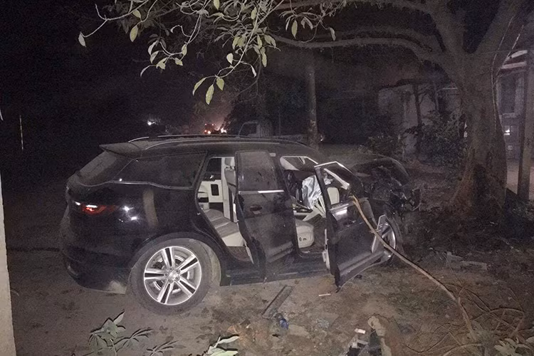 Vụ tại nạn đầu tiên của chiếc xe nhái Range Rover xảy ra vào tối 22/12 vừa qua, cụ thể chiếc xe Trung Quốc Zoyte Z8 có 2 người ngồi bên trong đã gặp nạn đâm vào cây ở tốc độ cao. Rất may mắn khi cả 2 người ngồi trong xe đều chỉ xây xác ngoài da và không nguy hiểm đến tính mạng.