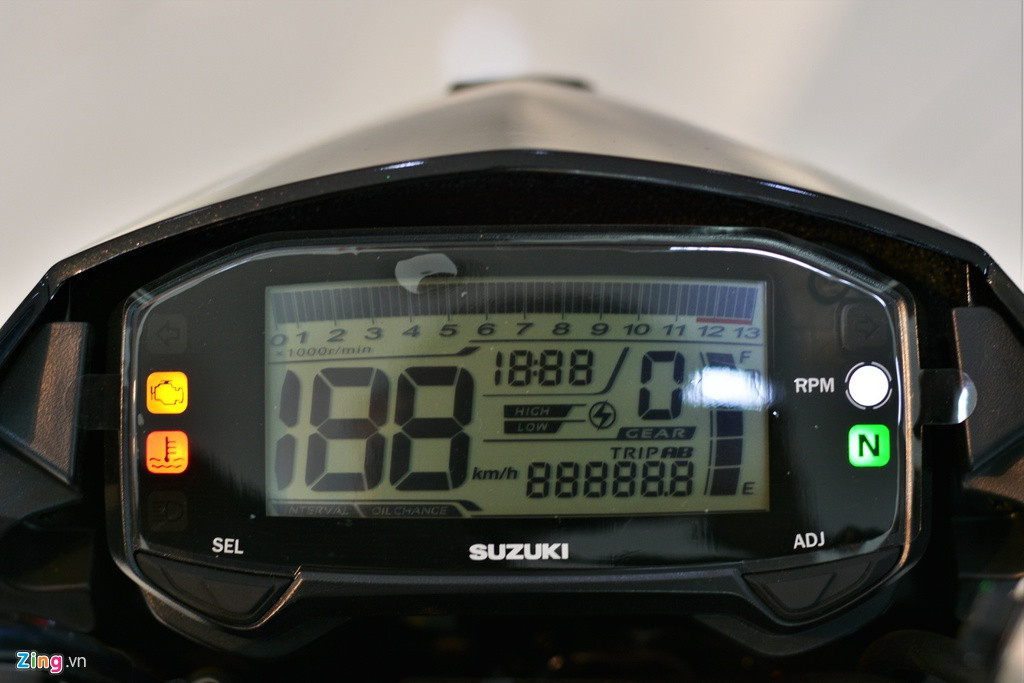 Một số người nhận xét Suzuki Satria là một sản phẩm "bình mới rượu cũ" khi chỉ thay đổi tem so với Suzuki Raider. Tuy nhiên thực tế đây là mẫu xe nhập khẩu nguyên chiếc từ Indonesia nhằm nhắm đến sở thích hàng ngoại của một số người tiêu dùng.