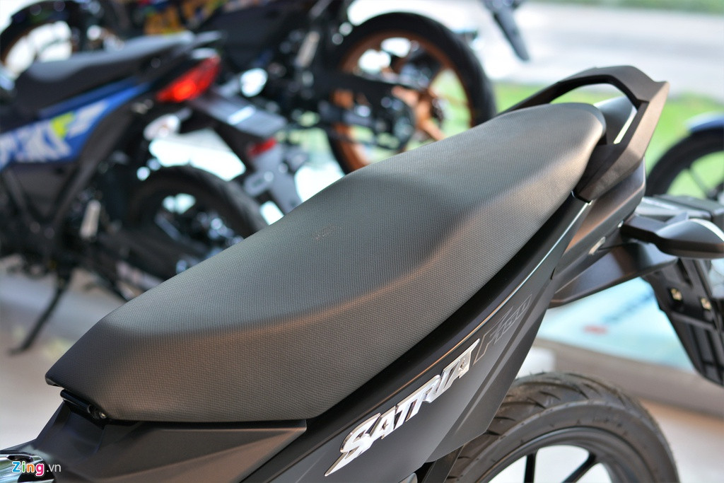 Yên xe có thiết kế 2 tầng thời trang, tương đối nhỏ và hơi mỏng, tuy nhiên khi ngồi lên yên xe cho độ bám khá tốt. Chiều cao yên xe 764 mm nên những người có chiều cao khoảng 1,6 m vẫn có thể chống chân thoải mái.