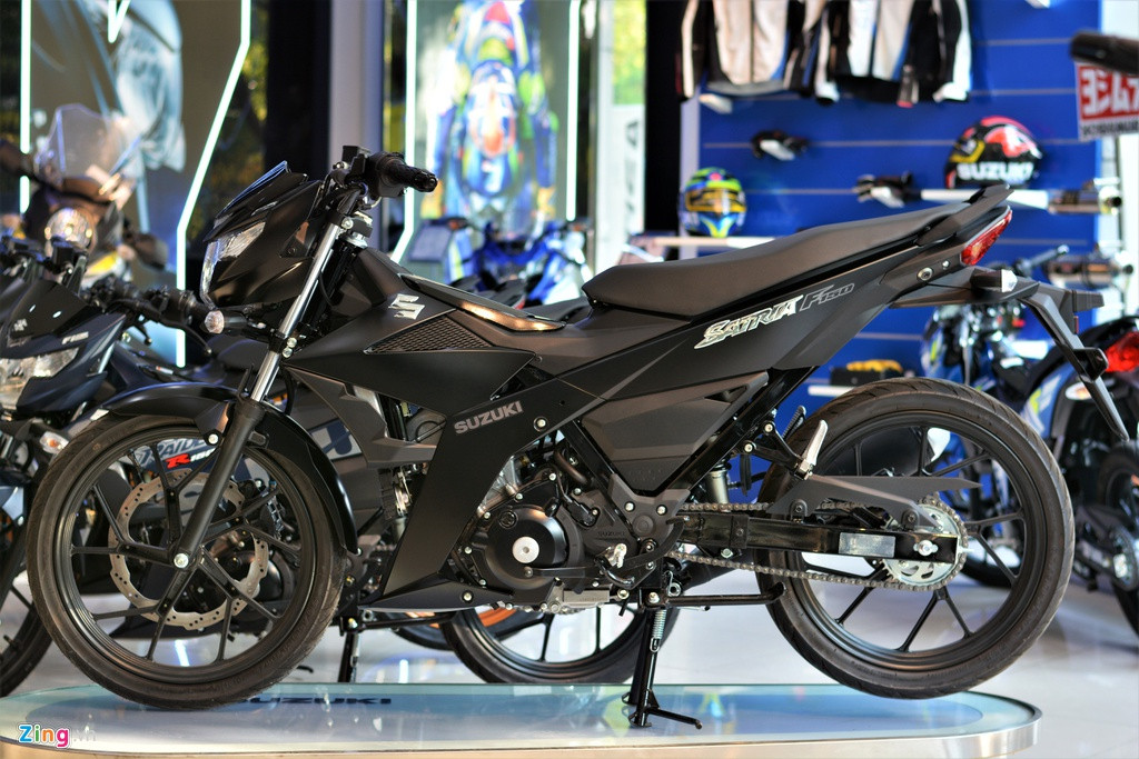 Suzuki Việt Nam hiện chỉ phân phối Satria với 2 phiên bản màu sắc là Xanh mờ và Đen mờ, cả 2 đều có cùng giá bán là 51,99 triệu đồng. Giá bán chính hãng này thấp hơn gần 10 triệu so với mức giá mà các đại lý tư nhân bên ngoài đang niêm yết. Xe sẽ có mặt tại các đại lý của Suzuki từ ngày 25/3. Trong khi đó, Suzuki Raider lắp ráp Việt Nam có giá 50 triệu đồng, tức rẻ hơn Satria 2 triệu.