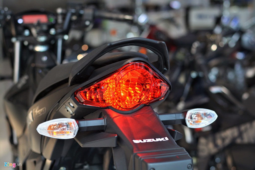 Đuôi đèn của Satria giống hệt với Suzuki Raider với cặp đèn báo rẽ nhô ra ngoài. Trước đây nhiều người thường lựa chọn mua Satria nhập khẩu tư nhân thay vì Raider trong nước vì hệ thống đèn xi-nhan của Satria được tích hợp sẵn vào chóa đèn.